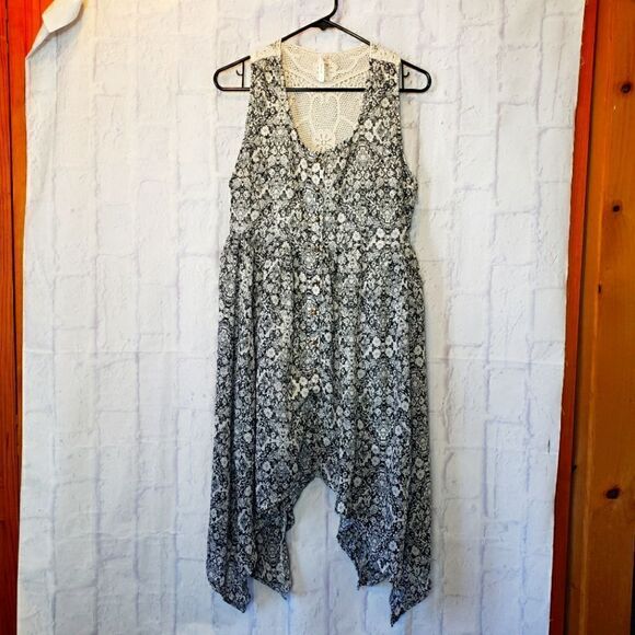 TRUE DESTINY Flowy Sleeveless Dress Crochet Back Handkerchief Hem - Picture 1 of 9